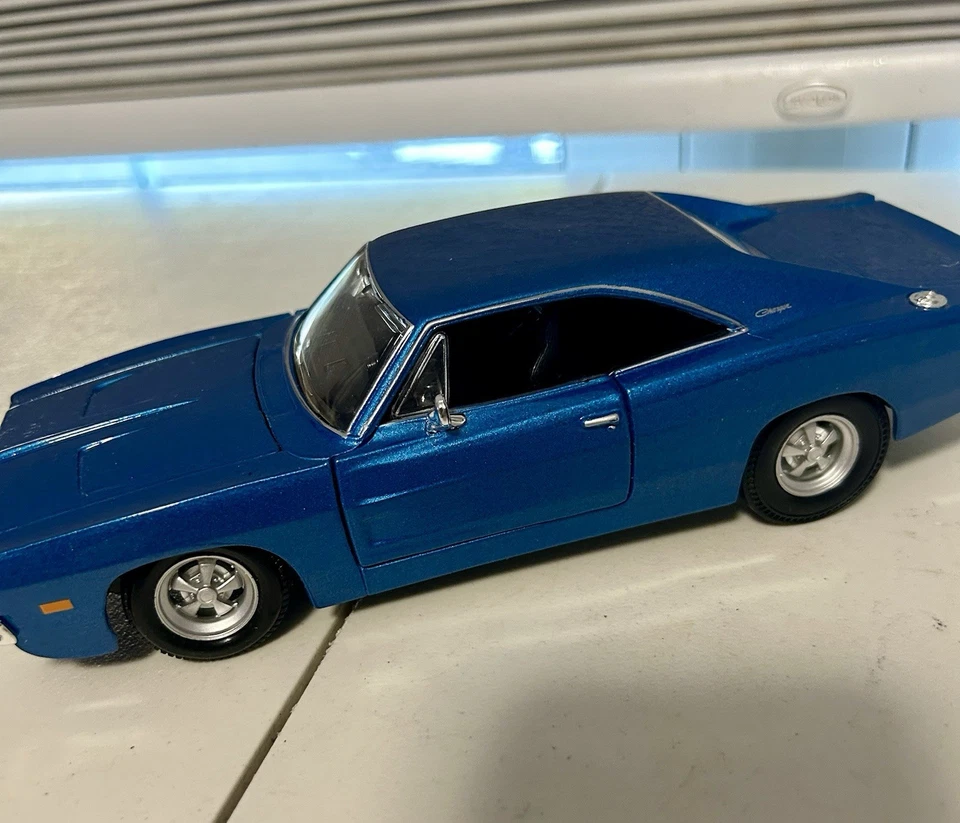 Dodge Charger R/T 1969 azul fundido a presión por Maisto escala vintage 1/24 Foto 3 de 4