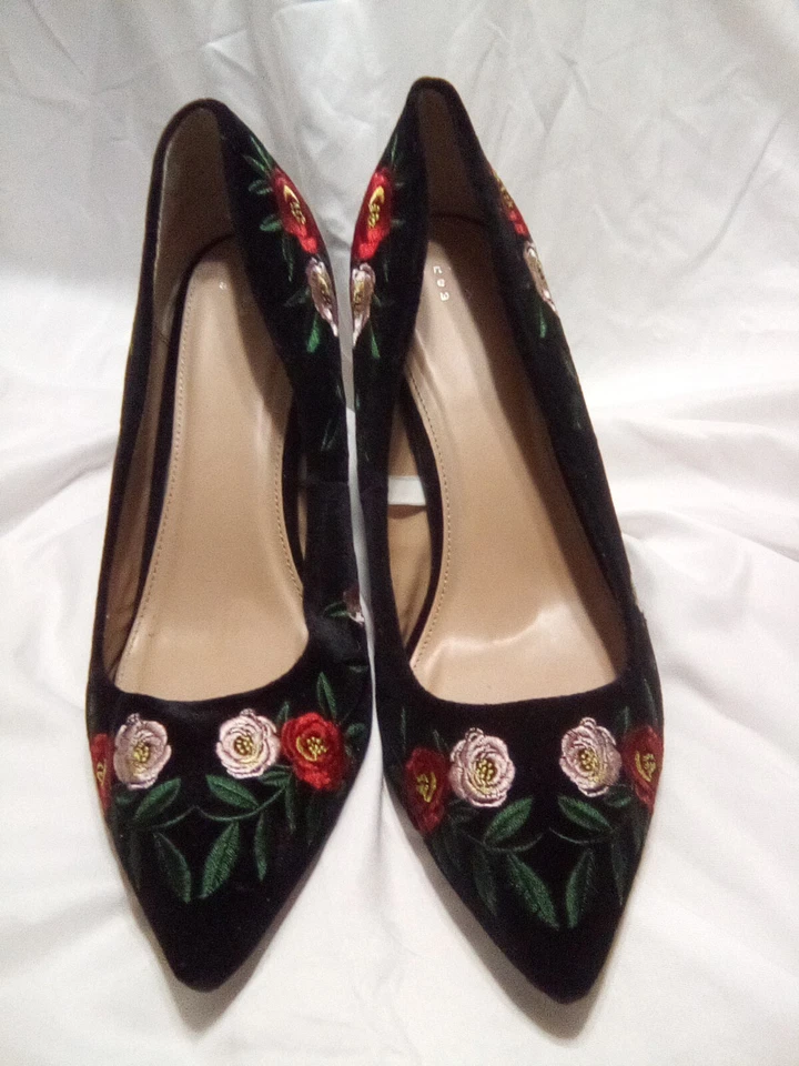 "Tacones bordados florales de gamuza negros para mujer 4"" talla 10 usados" Foto 2 de 4