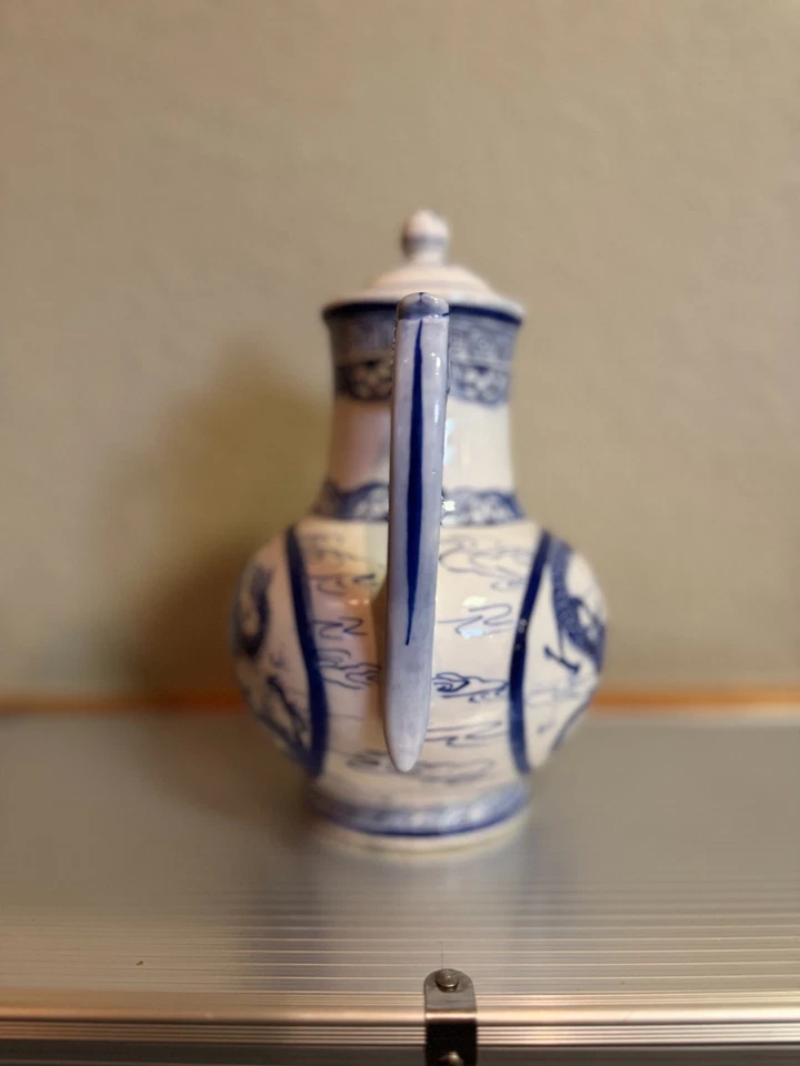 Tetera de porcelana china vintage azul y blanca dragón marca Qianlong pintada a mano Foto 4 de 4