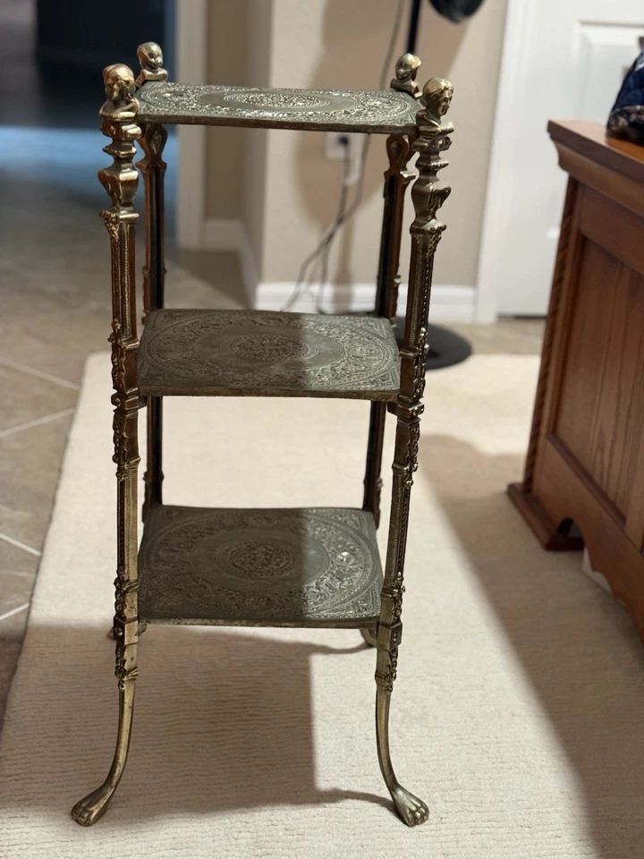 Antiguo soporte para plantas de latón ornamentado de 3 niveles Étajère con acabados figurativos de dama de colección Foto 4 de 4
