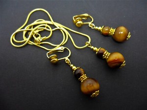 Authentic A PRETTY TIGERS EYE BEAD GOLD PLATED NECKLACE & CLIP ON EARRING SET. .