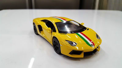 Lamborghini Aventador LP gelb mit Flagge Kinsmart Spielzeug Modell Maßstab 1:38 Diecast