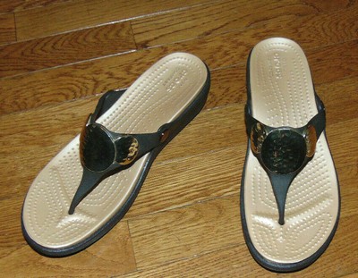 crocs sanrah hammered circle wedge sandal