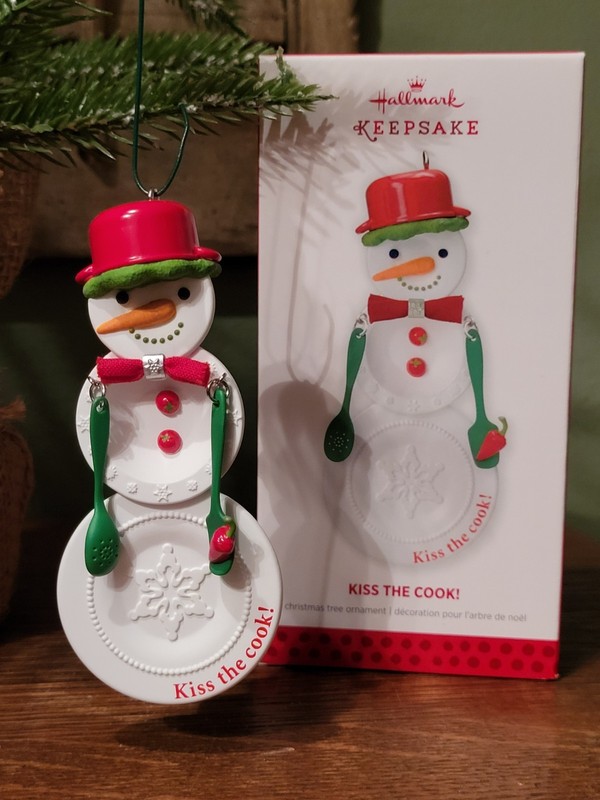 2013 Hallmark Ornament   ~ KISS THE COOK!~