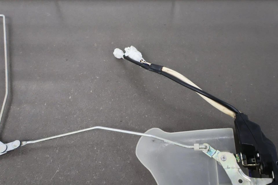 Toyota Land Cruiser 1991-1998 LH conductor izquierdo pestillo puerta delantera con varillas Foto 4 de 4