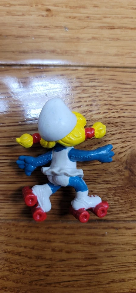 Vintage  1981  Smurfette Figure  Peyo Schleich Roller Skating (JF38 - Image 2 of 2