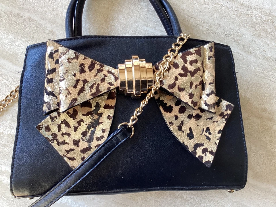 Bolso Bandolera Betsey Johnson Negro Cartera Guepardo Lazo Acento Bolso de Hombro Cartera Foto 2 de 4