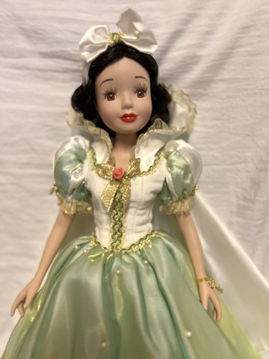 2002 Disney Snow Snow White Porcelain Keepsake Doll Brass Key Disney Snow  White 16 Porcelain Doll Green Dress 2004 W/ Stand