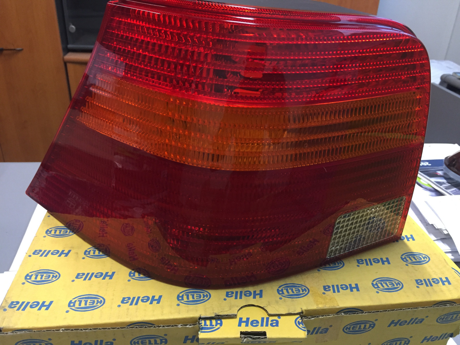 Feu arriere gauche HELLA d'origine pour Volkswagen Golf IV