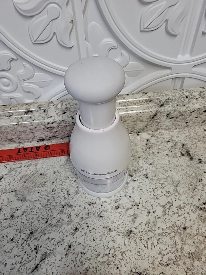 Picadora de alimentos manual blanca KitchenAid con mango de goma Appx 9" H x 4" W Foto 2 de 4