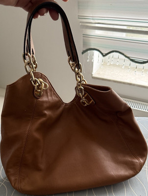 Michael Kors Schultertasche aus braunem Leder mit goldfarbenen Ketten
