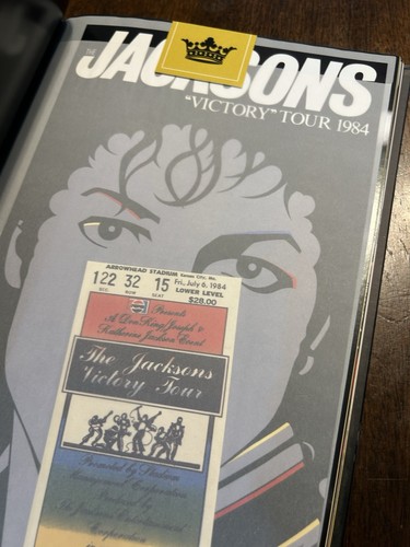 Michael Jackson: Treasures - Celebrating the King of Pop in Memorabilia & Photos - Imagen 6 de 7