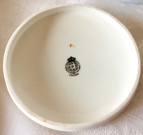BEAUTIFUL ROYAL WORCESTER PALE BLUE TRINKET OR POWDER BOX, EXCELLENT CONDITION - Picture 7 of 11