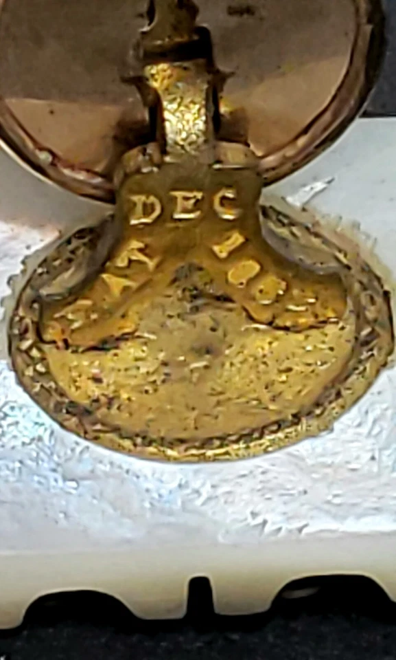 Gemelos antiguos tallados de madreperla y bisagra de latón decorados Pat. 1883 Foto 2 de 4