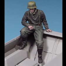 1/35 Scale WWII German Soldier Figure Seated Diorama Military Model Unpainted