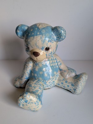 Global Studios Cornwall blau & weiß sitzender Decoupage Bär Figur sehr guter Zustand