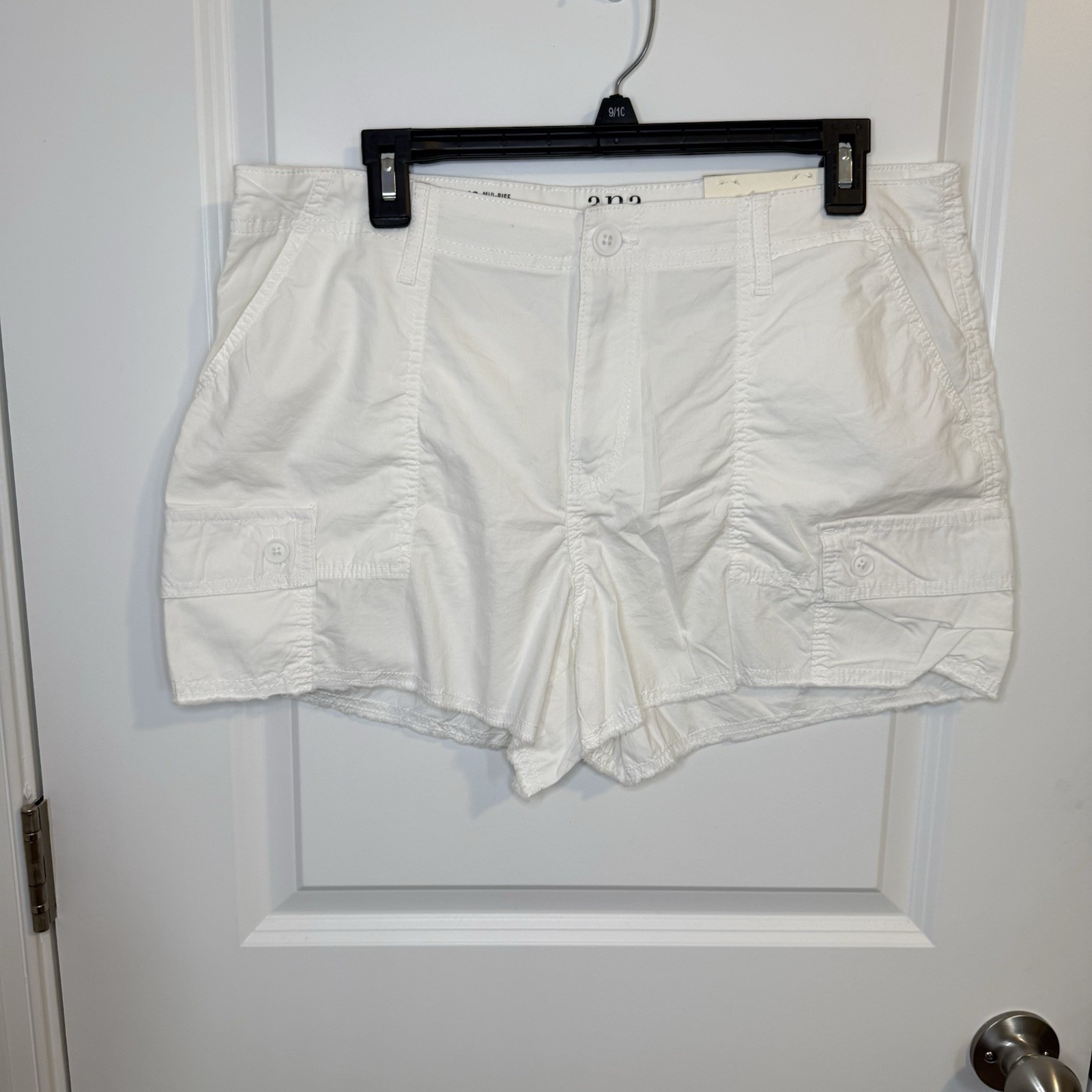 A.n.a Mid Rise Denim Shorts Size Medium 12 3.5” Inseam White Stretch Cargo Light