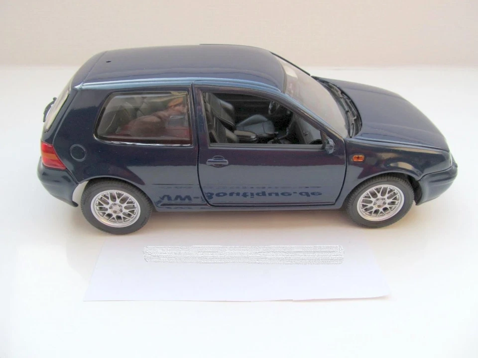 Volkswagen VW Golf 4 GTI Modellino 1:18 Revell Blu 089459092 Nuovo - Immagine 2 di 4