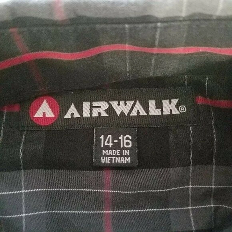 AirWalk Boys Sz 14-16 Black Red Plaid Long Sleeve Button Down Shirt - Imagem 3 de 4