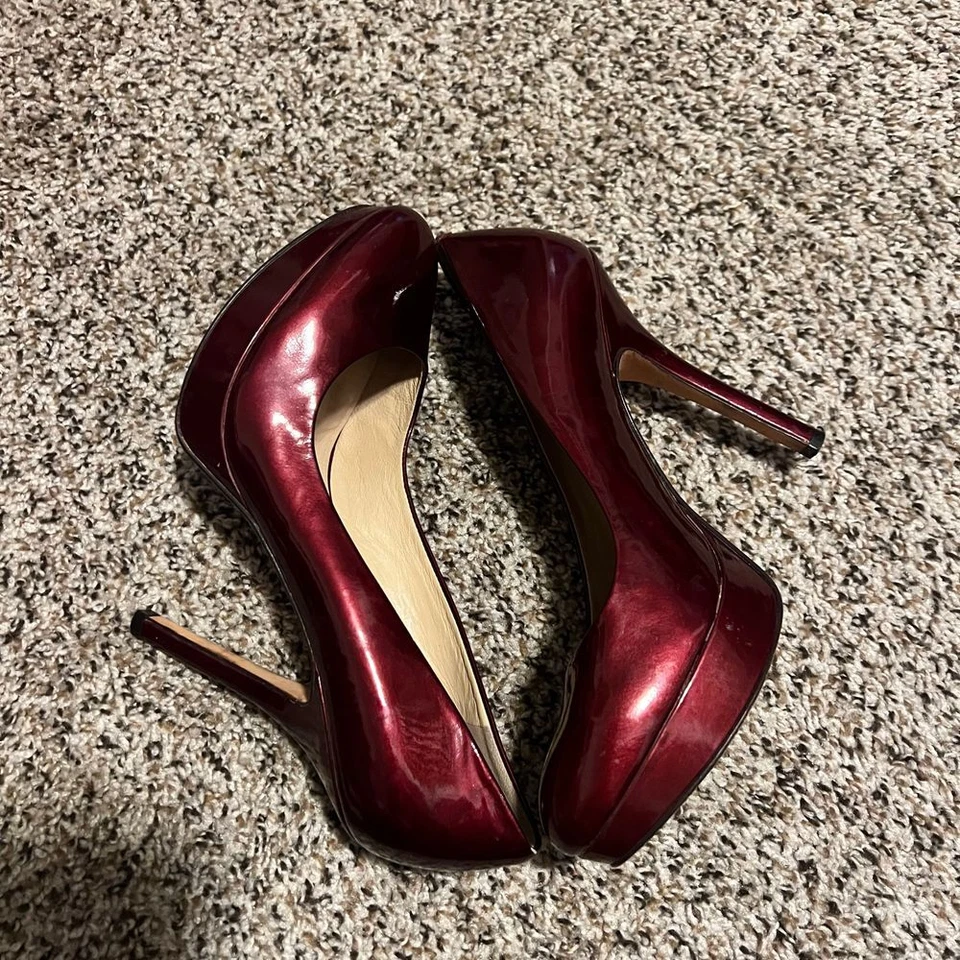 Zapatos de salón Joan David clásicos de charol borgoña elegantes punta redonda Foto 4 de 4