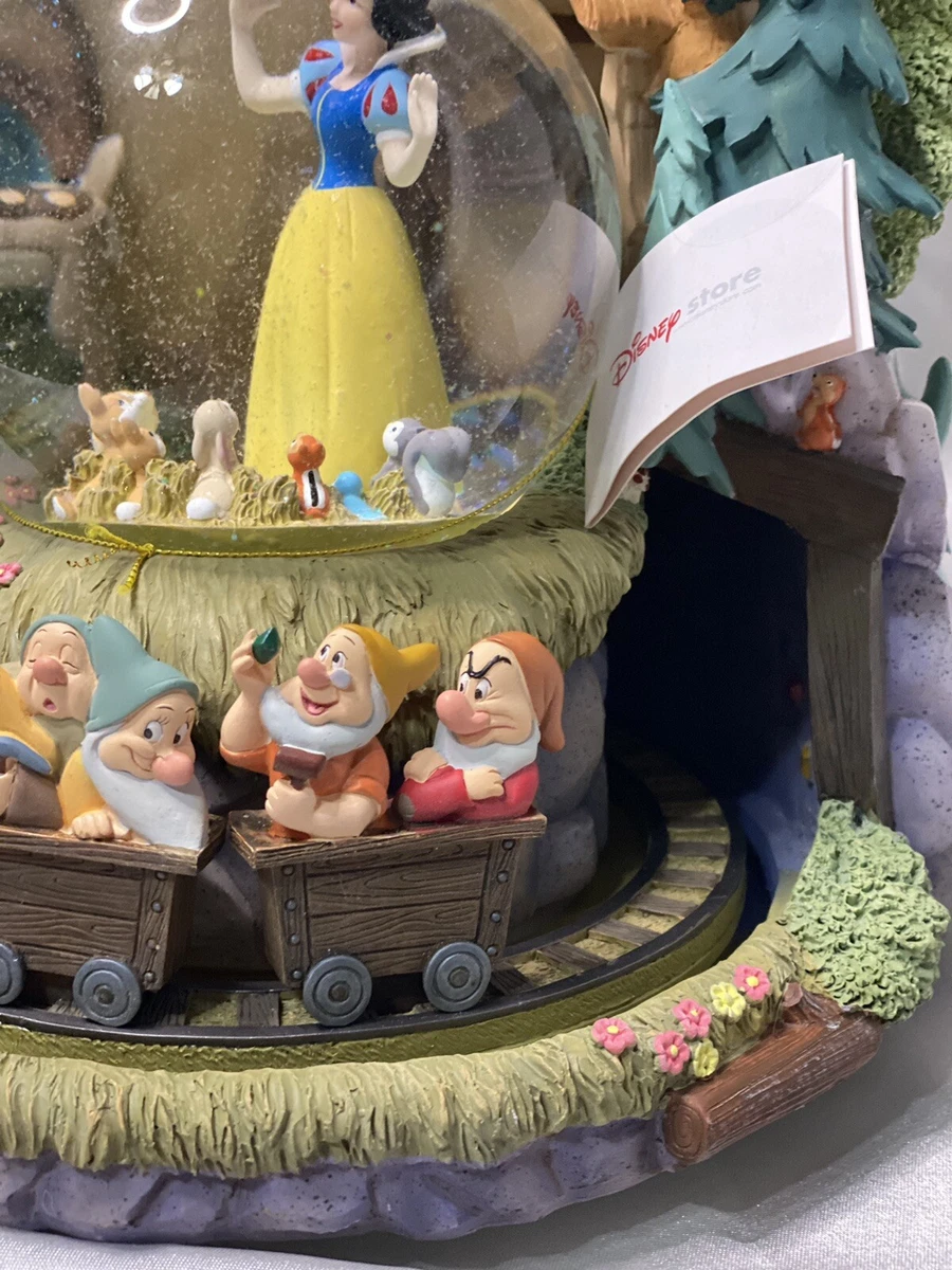 Disney SNOW WHITE & SEVEN DWARVES large Music SNOW GLOBE collectible
