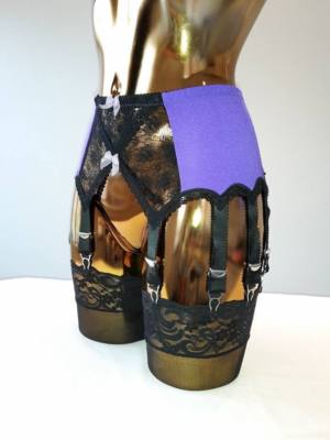 Großer 14 Riemen lila Lycra schwarz Crossover Spitze Designer Retro Strapsgürtel