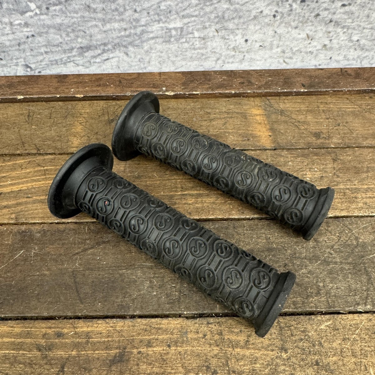 Vintage Schwinn BMX Handlebar Grips Black S-Logo Slip-On Mid Old