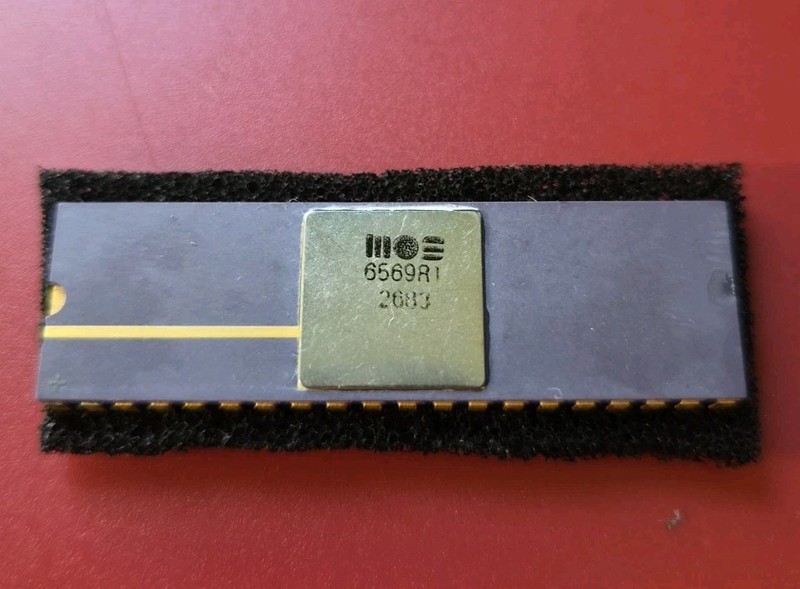 VINTAGE GOLD COMMODORE 64 MOS 6569 VIC CERAMIC VIDEO CHIP TEST OK
