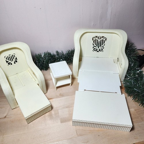 1983 Barbie Dream Furniture - White "Wicker" Convertible Sofa, Chair & Table Set - Picture 5 of 19