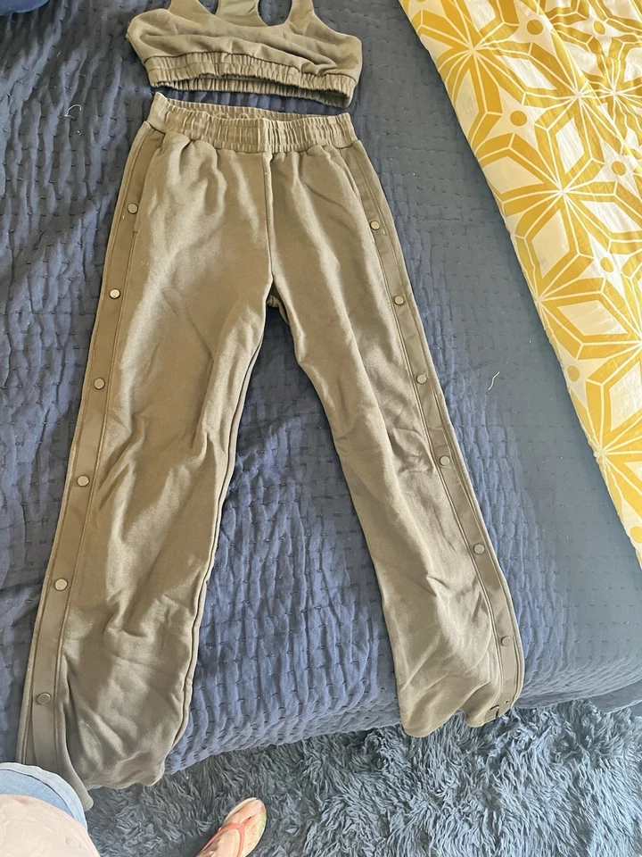 Conjunto de sudaderas y sujetador deportivo Alo Foto 2 de 3