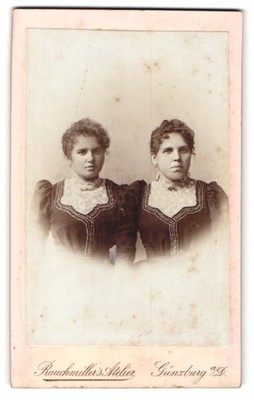 Fotografie Rauchmiller´s Atelier, Günzburg, Zwei Damen in viktorianischer Kleid 