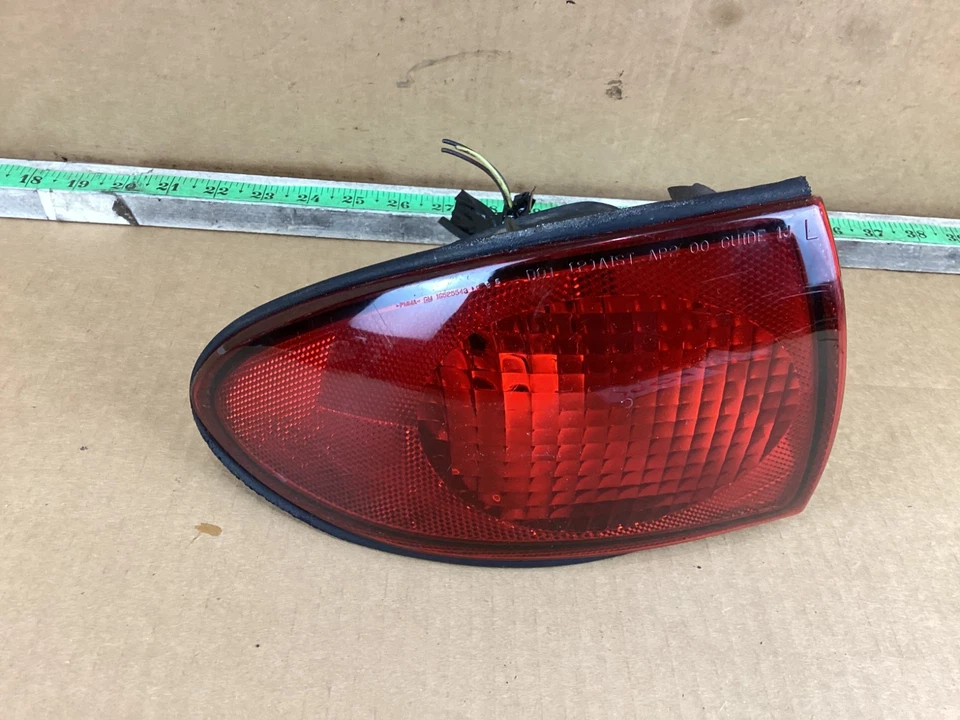 Задний фонарь на четверть панели с левой стороны для Chevrolet Cavalier 2000-2002 годов выпуска 16525543 - Изображение 3 из 4