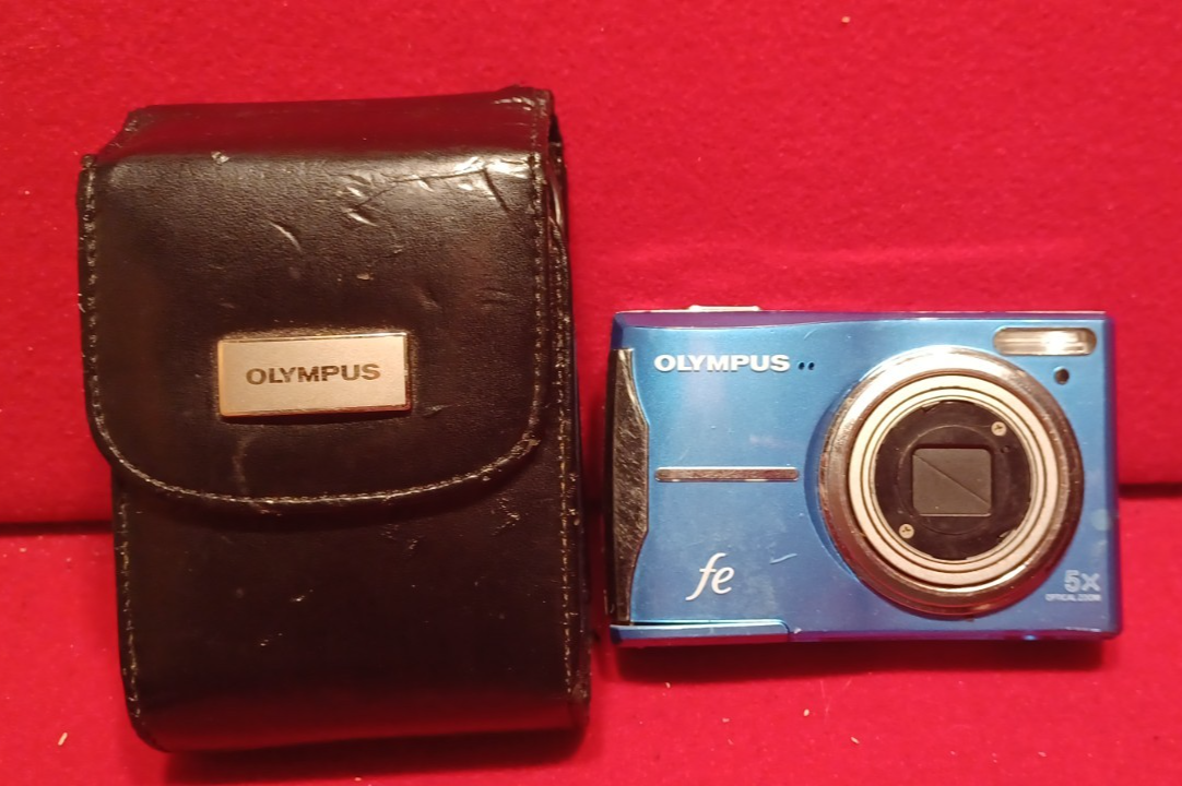 Olympus FE-46 Digital Camera Blue with Case untested Parts or