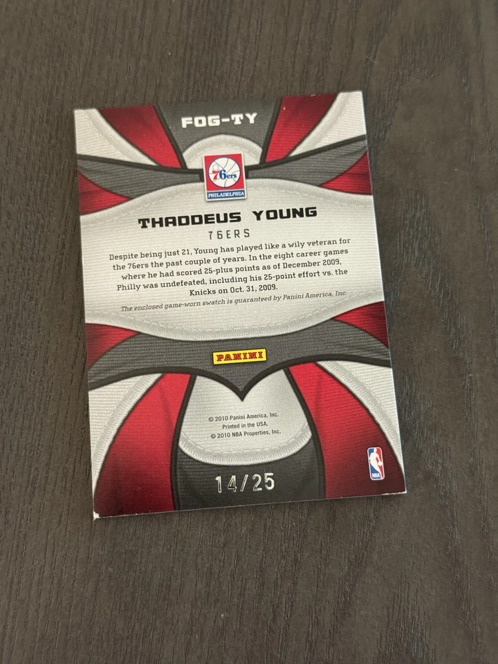 Fabric of the Game Team 2009 certificado Panini troquelado Prime/25 Thaddeus Young Foto 3 de 3