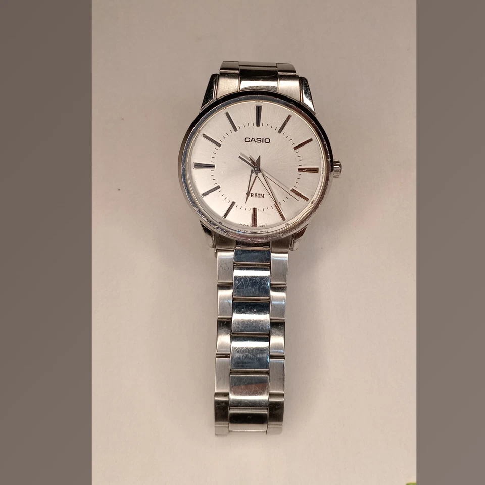 Reloj Hombre Casio MTP-1303P 1330 Tono Plateado Cuarzo Analógico Necesita Batería Nueva Foto 3 de 4