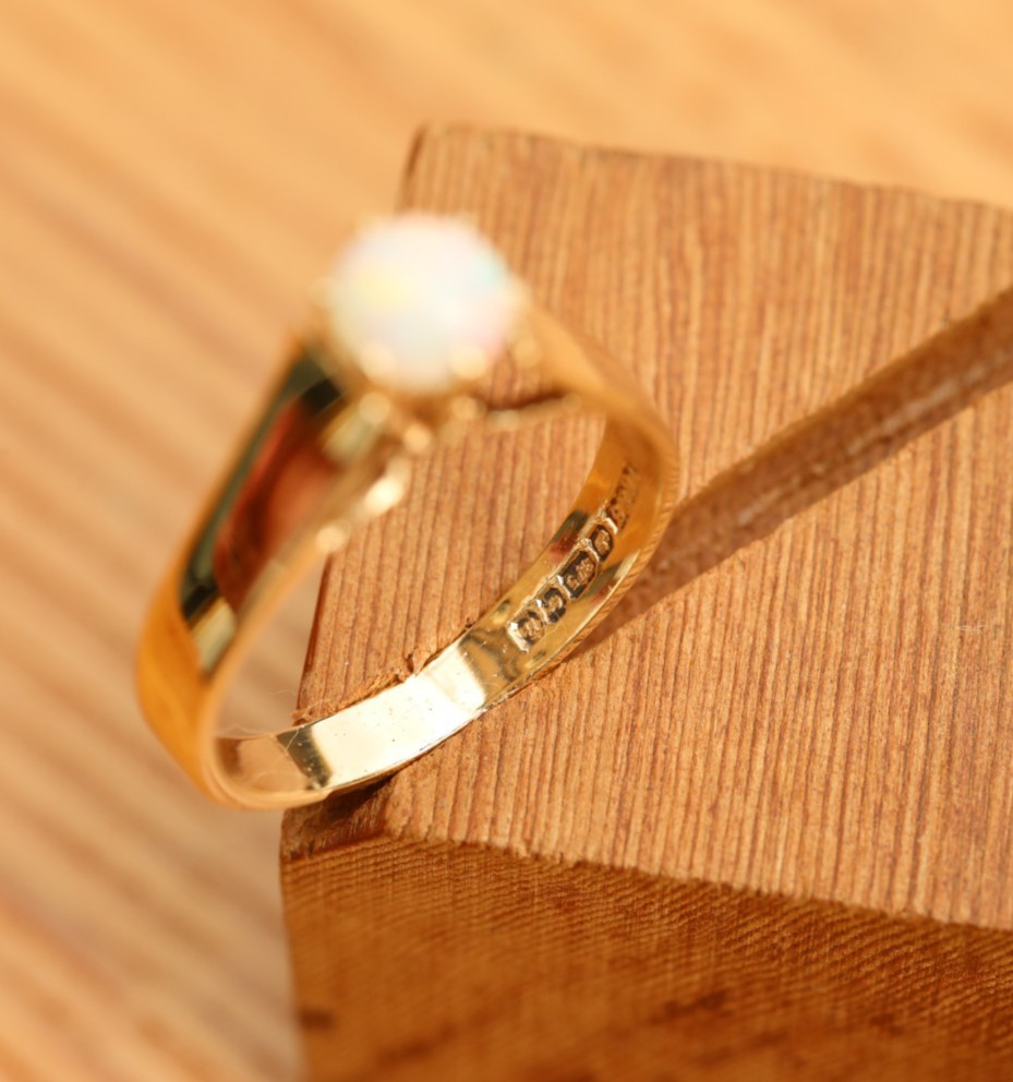 9ct Solid Yellow Gold Solitaire Ring with Opal Mi… - image 5