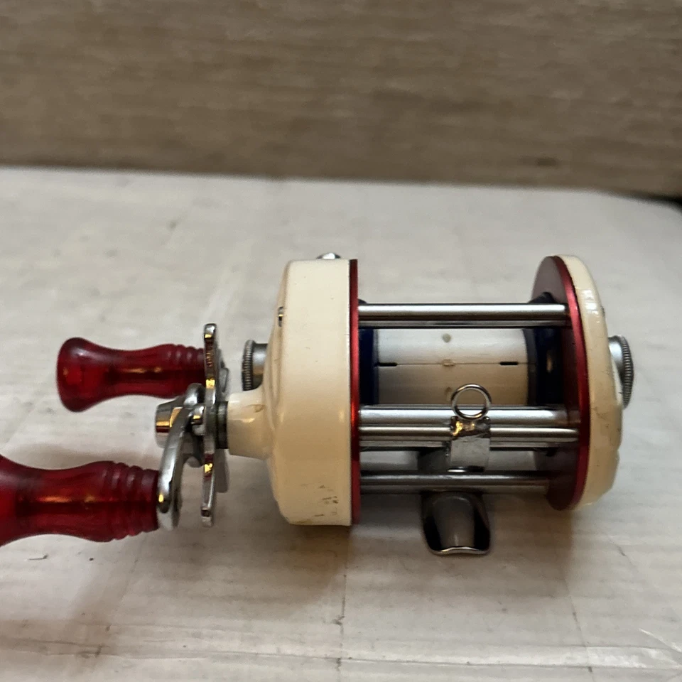 Carrete de pesca Shakespeare 1975 Bicentenario Baitcaster con eje todos los metales FUNCIONA Foto 3 de 4