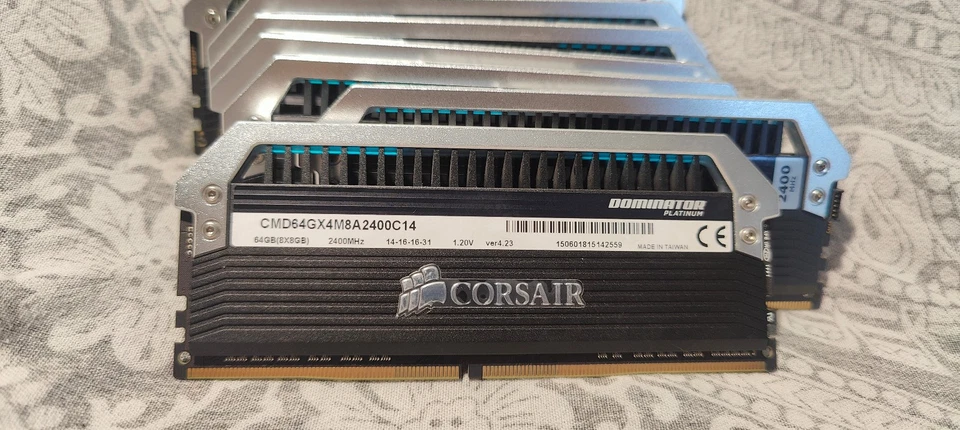 Kit de memoria RAM DDR4 Corsair CMD64GX4M8A2400C14 Dominator Platinum 64 GB (8x8 GB) Foto 4 de 4