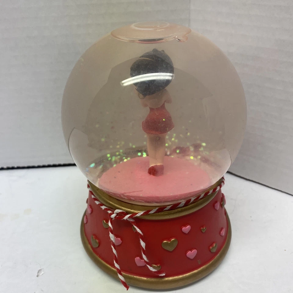 De colección 1997 Betty Boop Musical Snow Globe King Features Music Box Co. Corazones 6"" Foto 2 de 3