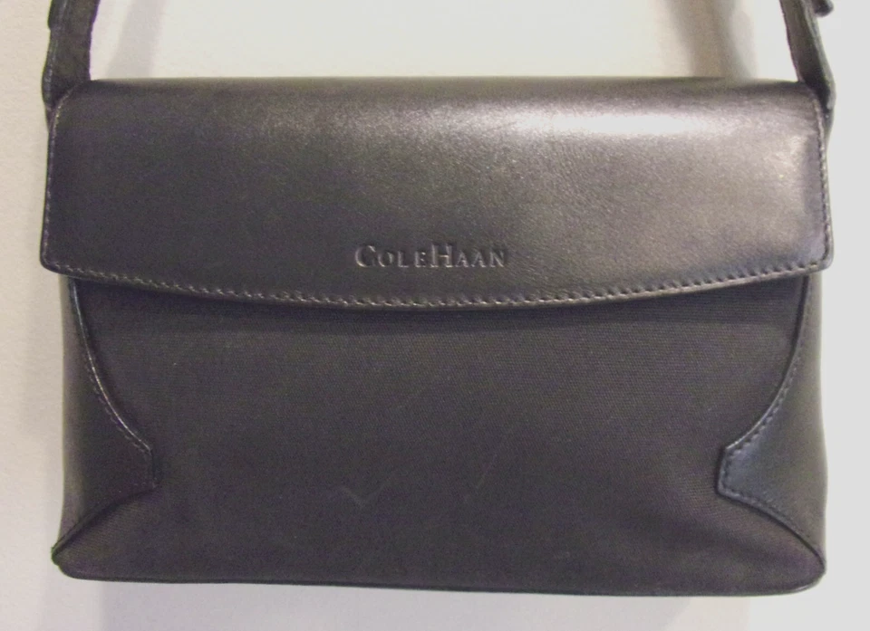 Antigo Ferragem de metal Cole Haan lona preta e couro genuíno tom prata Sh. Bolsa - Imagem 2 de 4