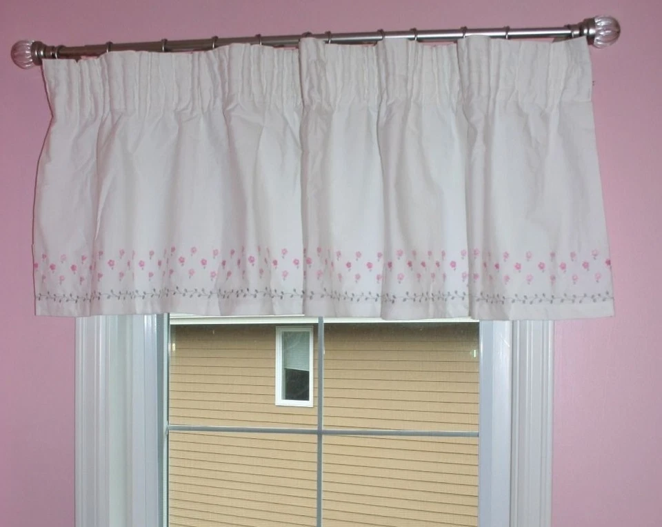 NUEVA CENEFA DE FLORES PEQUEÑAS Pottery Barn Kids bordada $59 18"L X 36-48"W   Foto 4 de 4