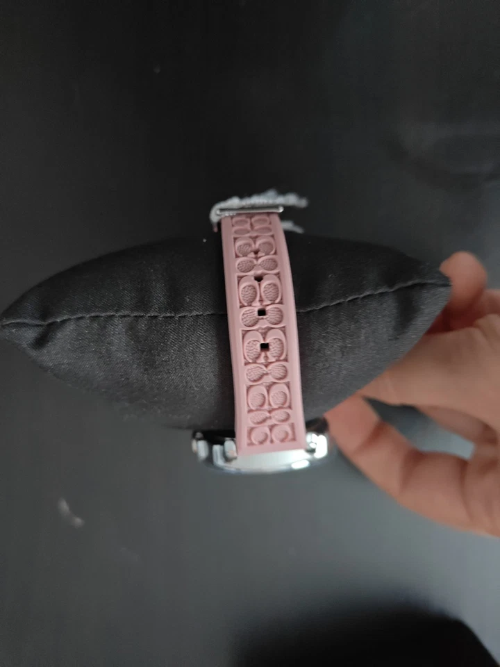 Reloj para mujer Coach 14503876 Boyfriend esfera plateada con logotipo correa de silicona rosa 34 mm Foto 4 de 4