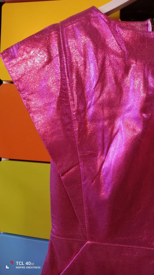 Moschino Cuero Real Rosa Caliente Metalizado Mini Vestido Hombros Divididos Talla 6 Foto 3 de 4