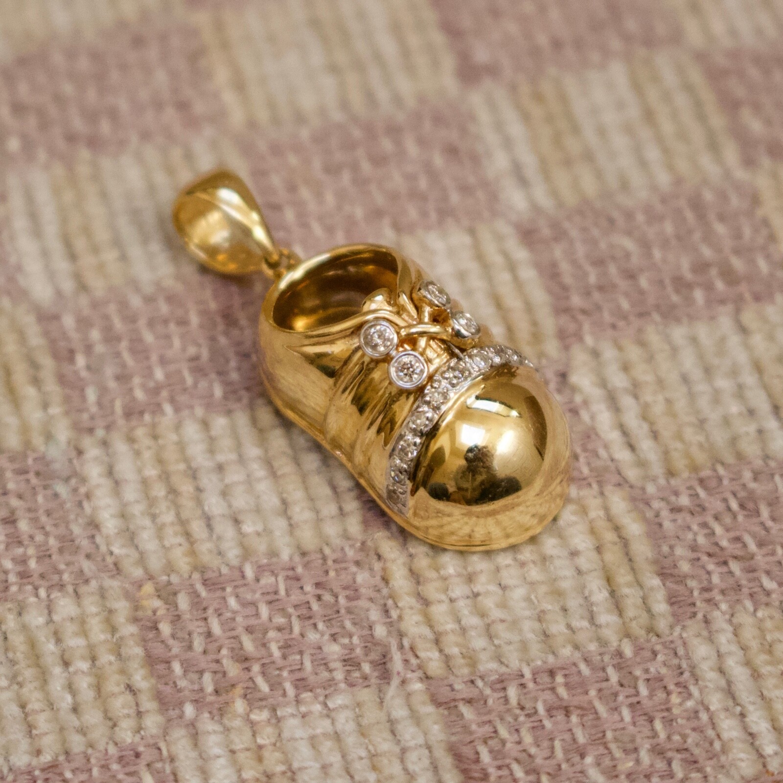NEW 14 KARAT YELLOW GOLD BABY SHOE PENDANT/CHARM WITH NATURAL DIAMONDS