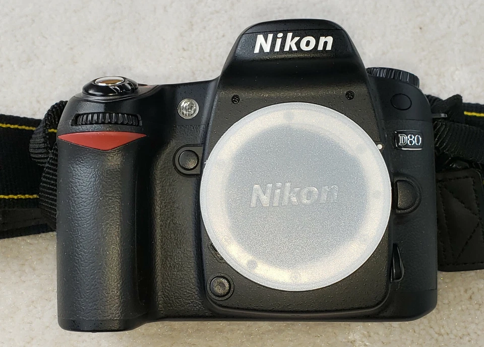 Cuerpo de cámara Nikon D80 con lente zoom Nikkor 18-200 mm ED VR Foto 3 de 4