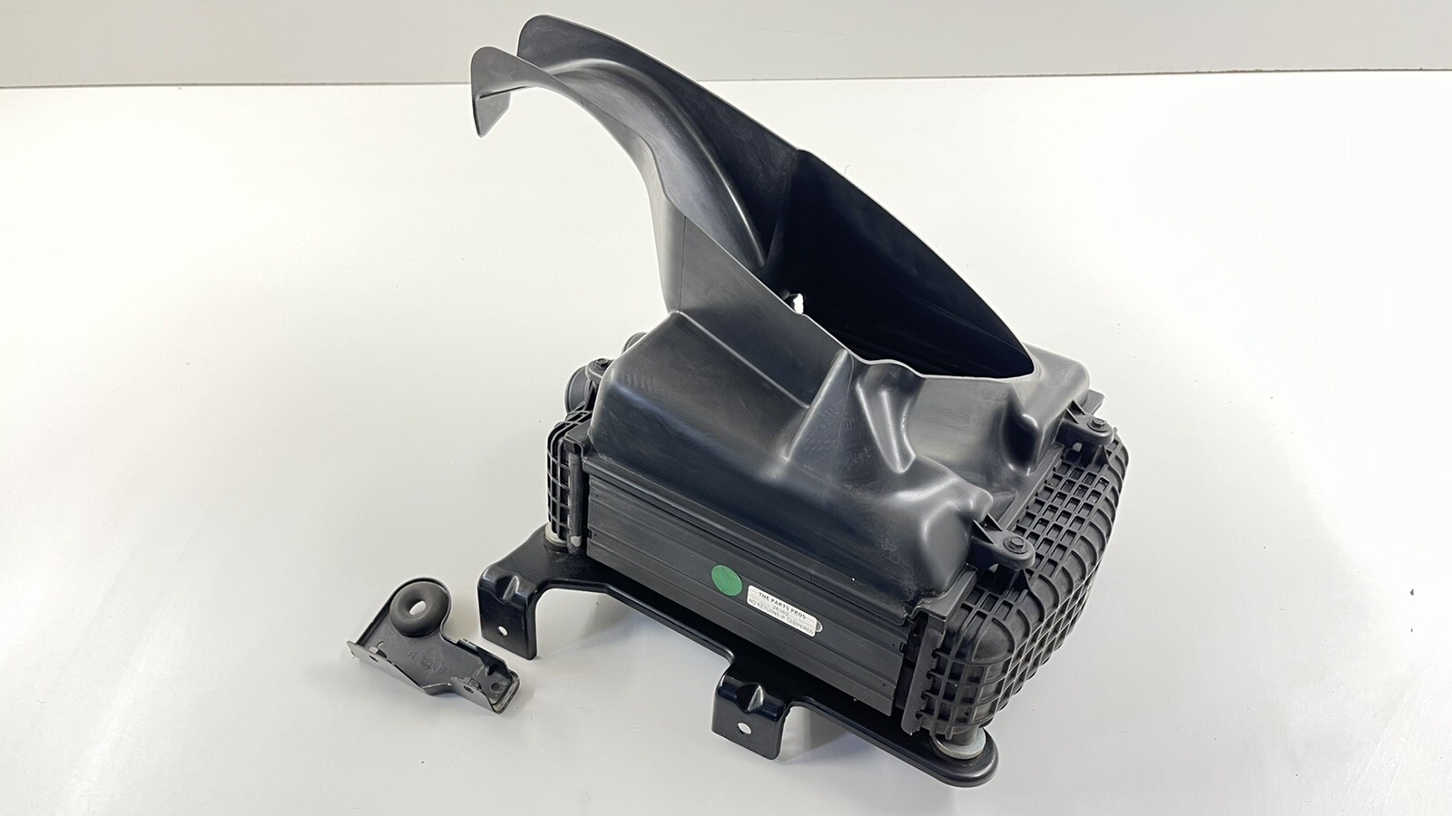 14-17 MASERATI GHIBLI PASSENGER RIGHT TURBO INTERCOOLER W/ DUCT 670009833 OEM