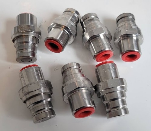 Lot of 7 used Parker FS-252-4FP Hydraulic Quick-connect couplings 1/4 NPT female