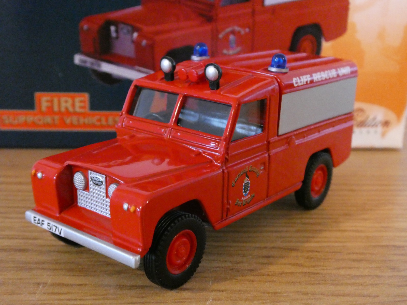 CORGI VANGUARDS CORNWALL FIRE BRIGADE RESCUE LAND ROVER CAR MODEL 07411 1:43