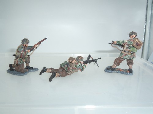 EXHIBICIÓN DE COLECCIONISTAS CS00268 DIABLO ROJO BRITÁNICO PARACAIDISTAS ATACANTES LUCHANDO - Imagen 3 de 3