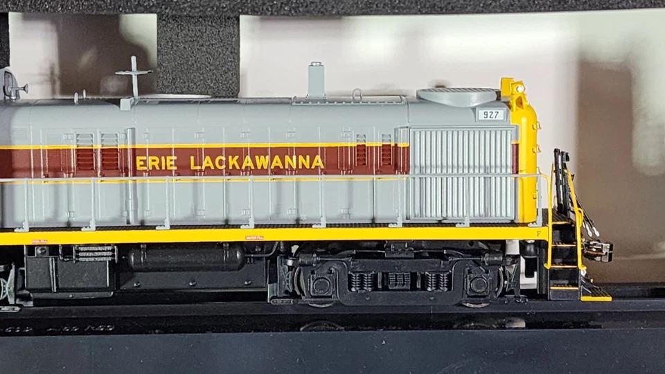 Erie Lackawanna Railroad ALCO Phase 1 RS-3 927 with DCC Lok Sound Bowser 25452 - Image 4 of 4